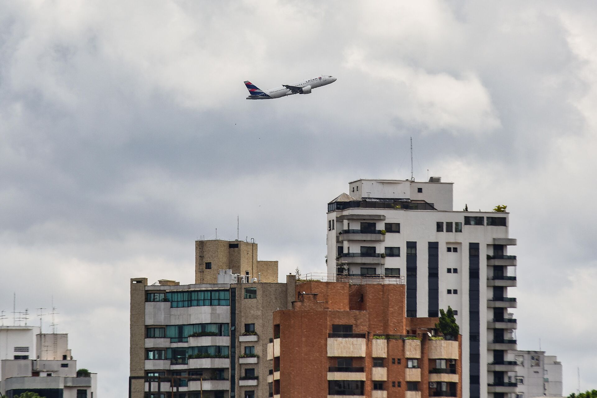 Avião da Latam é visto sobrevoando a zona sul de São Paulo, após decolar do aeroporto de Congonhas, nesta terça feira (30) - Sputnik Brasil, 1920, 03.01.2022