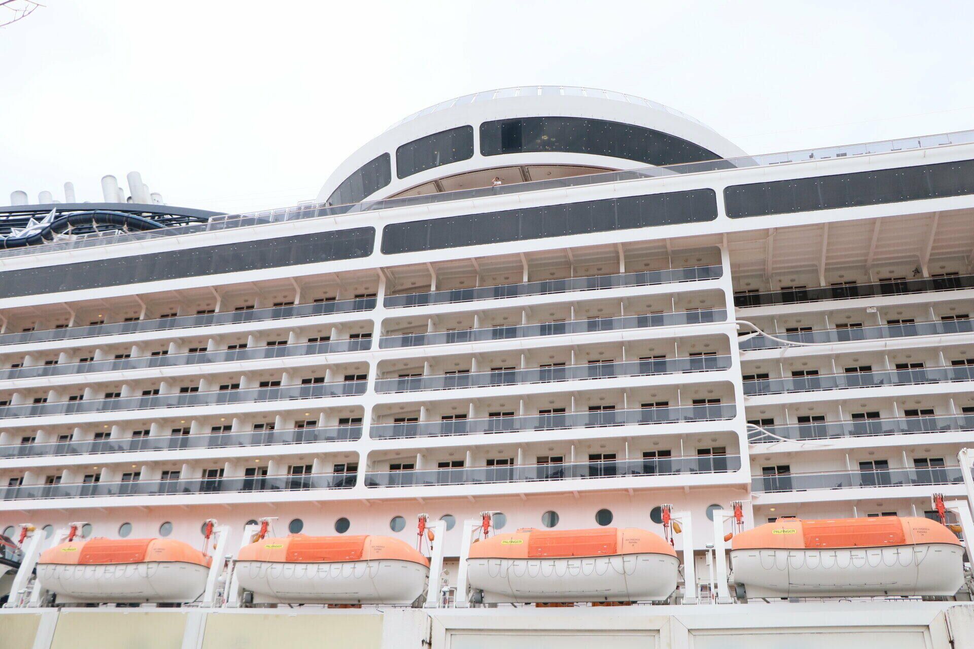 Movimento de passageiros no navio Costa Preziosa, da MSC Cruzeiros, que está atracado no Píer Mauá, no centro do Rio de Janeiro, neste domingo, 2 de janeiro de 2021 - Sputnik Brasil, 1920, 03.01.2022