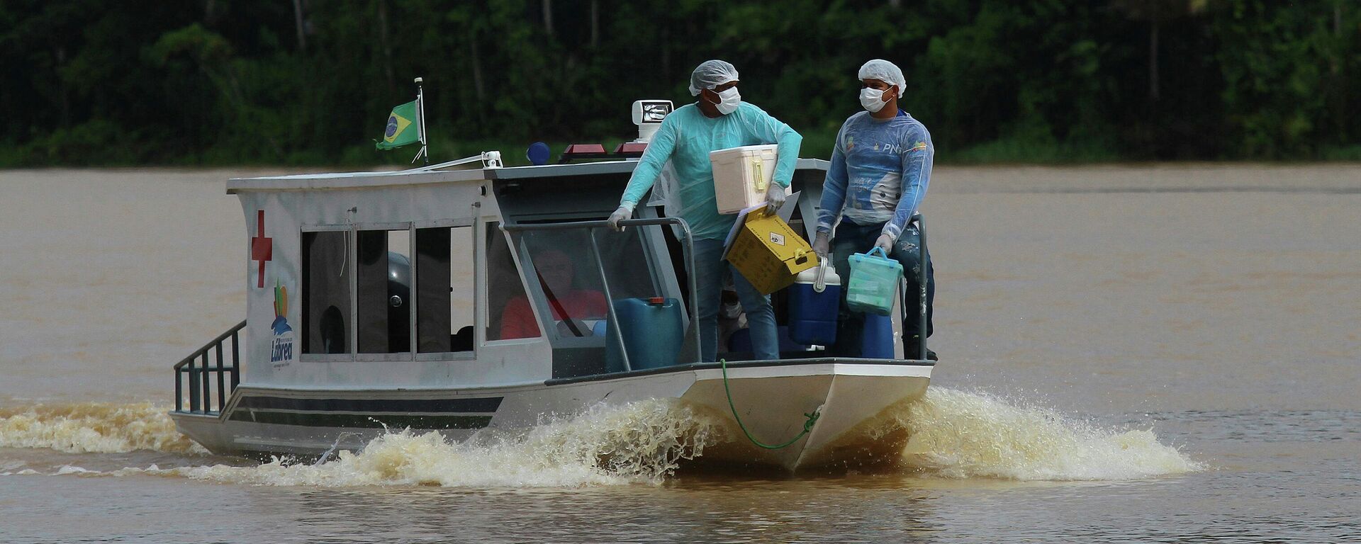 Agentes da Saúde do SUS viajam de barco para a comunidade Santa Rosa, no estado do Amazonas, para vacinar as comunidades ribeirinhas. Sem o Sistema Único de Saúde a campanha de vacinação no Brasil teria sido muito mais difícil, 12 de fevereiro de 2021 - Sputnik Brasil, 1920, 06.03.2026
