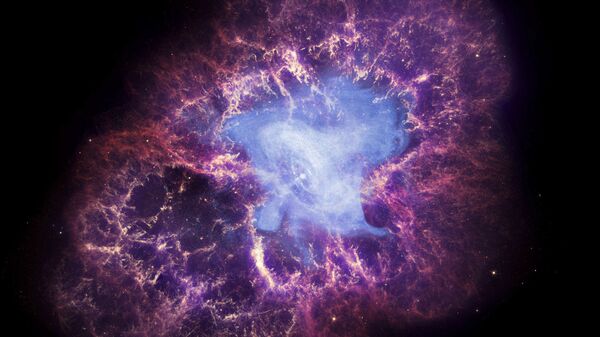 Esta imagem composta disponibilizada pela NASA mostra uma estrela de nêutrons, no centro, deixada para trás pela explosão da morte da estrela original na constelação de Touro, observada na Terra como a supernova de 1054 DC. Esta imagem usa dados de três observatórios da NASA: a imagem de raios-X do Chandra é exibida em azul, a imagem ótica do Telescópio Espacial Hubble está em vermelho e amarelo, e a imagem infravermelha do Telescópio Espacial Spitzer está em roxo. Depois de quase duas décadas na órbita da Terra, examinando o universo com olhos infravermelhos, os controladores terrestres planejam colocar o vacilante Telescópio Espacial Spitzer em hibernação permanente na quinta-feira, 29 de janeiro de 2020 - Sputnik Brasil
