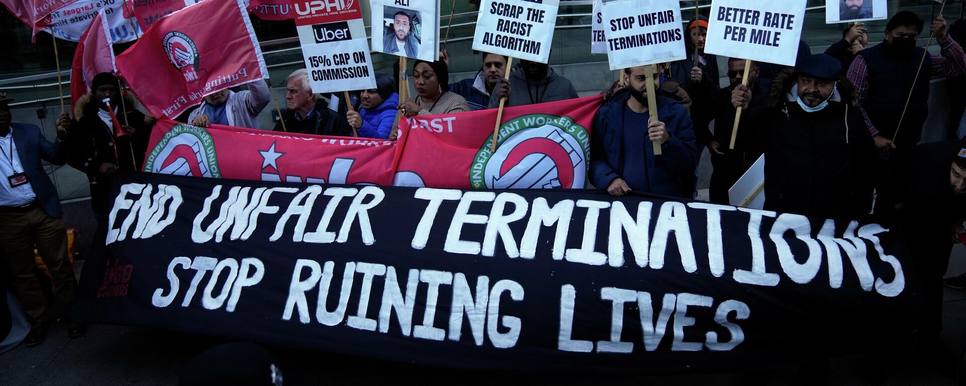 Pessoas participam de um protesto de motoristas do Uber em frente aos escritórios da empresa no leste de Londres, na quarta-feira, 6 de outubro de 2021 - Sputnik Brasil, 1920, 03.01.2022