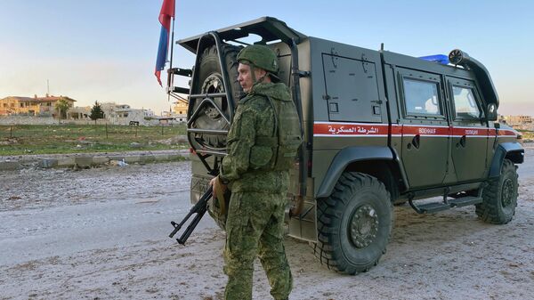 Soldado russo patrulha área em Idlib, na Síria, em 3 de março de 2020 - Sputnik Brasil