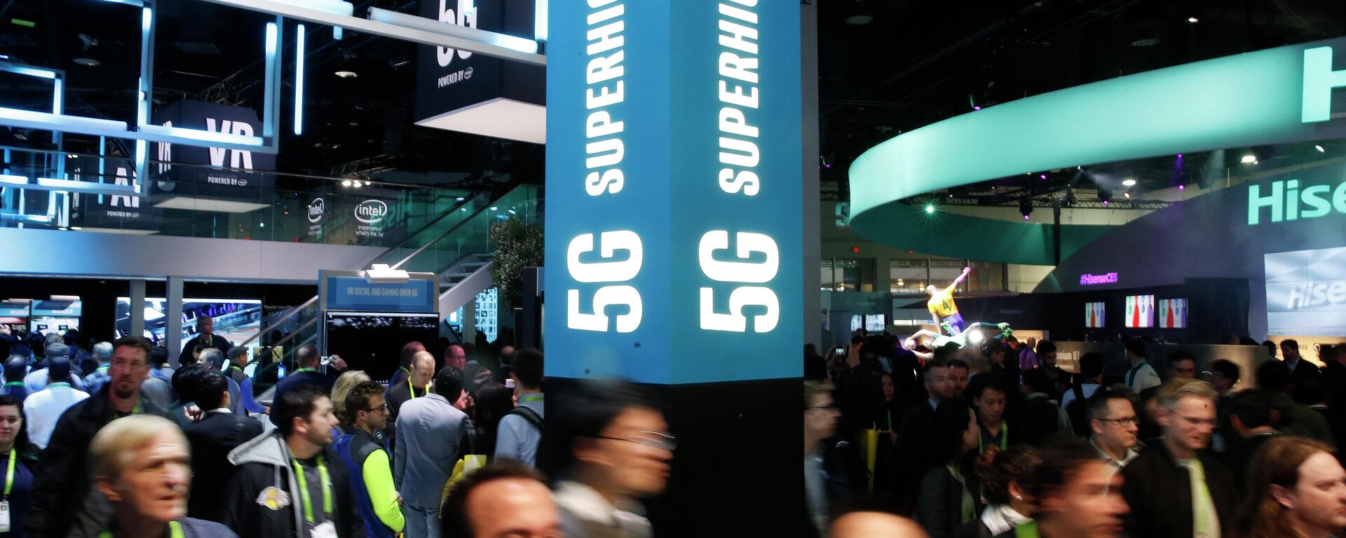 Uma placa anuncia dispositivos 5G no estande da Intel durante a Feira Internacional de Eletrônicos de Consumo, 9 de janeiro de 2018, em Las Vegas - Sputnik Brasil, 1920, 04.01.2022