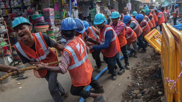 Trabalhadores em força-tarefa para instalar um cabo elétrico subterrâneo em Mumbai, Índia, 24 de novembro de 2021. A economia da Índia cresceu 8,4% no trimestre de julho a setembro em relação ao mesmo período de 2020 (imagem de referência) - Sputnik Brasil
