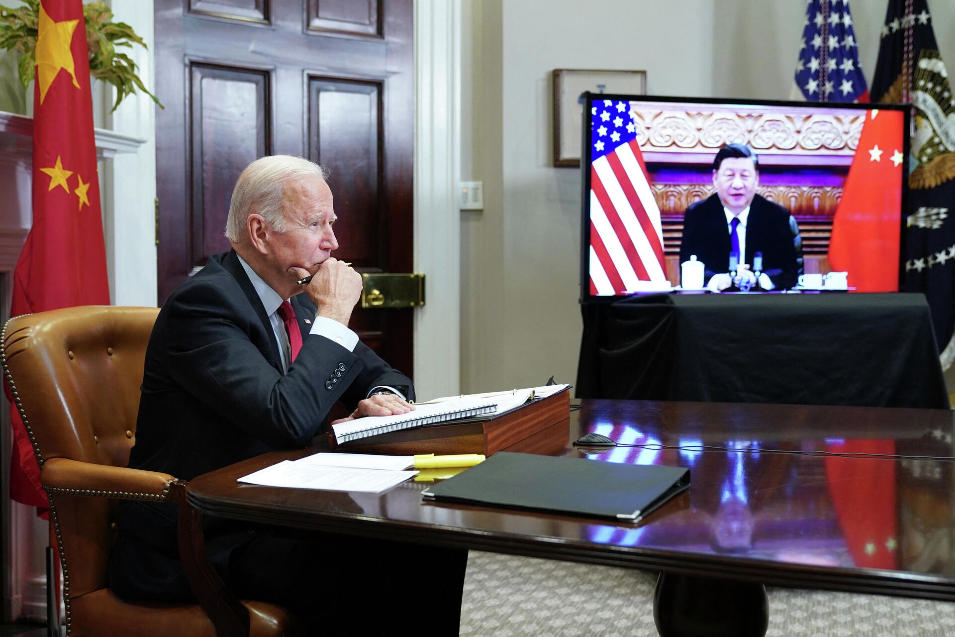 O presidente dos EUA, Joe Biden, encontra-se com o presidente da China, Xi Jinping, durante cúpula virtual na Sala Roosevelt da Casa Branca, em Washington, em 15 de novembro de 2021 - Sputnik Brasil, 1920, 31.08.2022