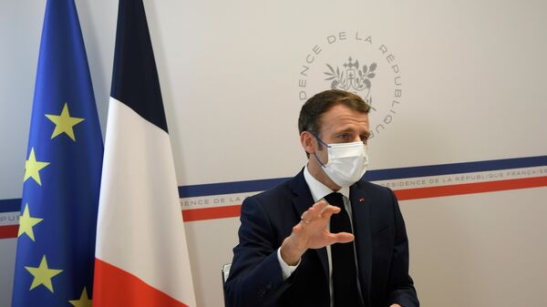 Em Bormes-les-Mimosas, no sul da França, o presidente francês Emmanuel Macron realiza uma reunião de gabinete em meio à pandemia da COVID-19, em 21 de dezembro de 2021 - Sputnik Brasil