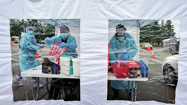 Em Seattle, nos EUA, agentes de saúde realizam testes de COVID-19 em meio à pandemia da doença, em 4 de janeiro de 2022 - Sputnik Brasil