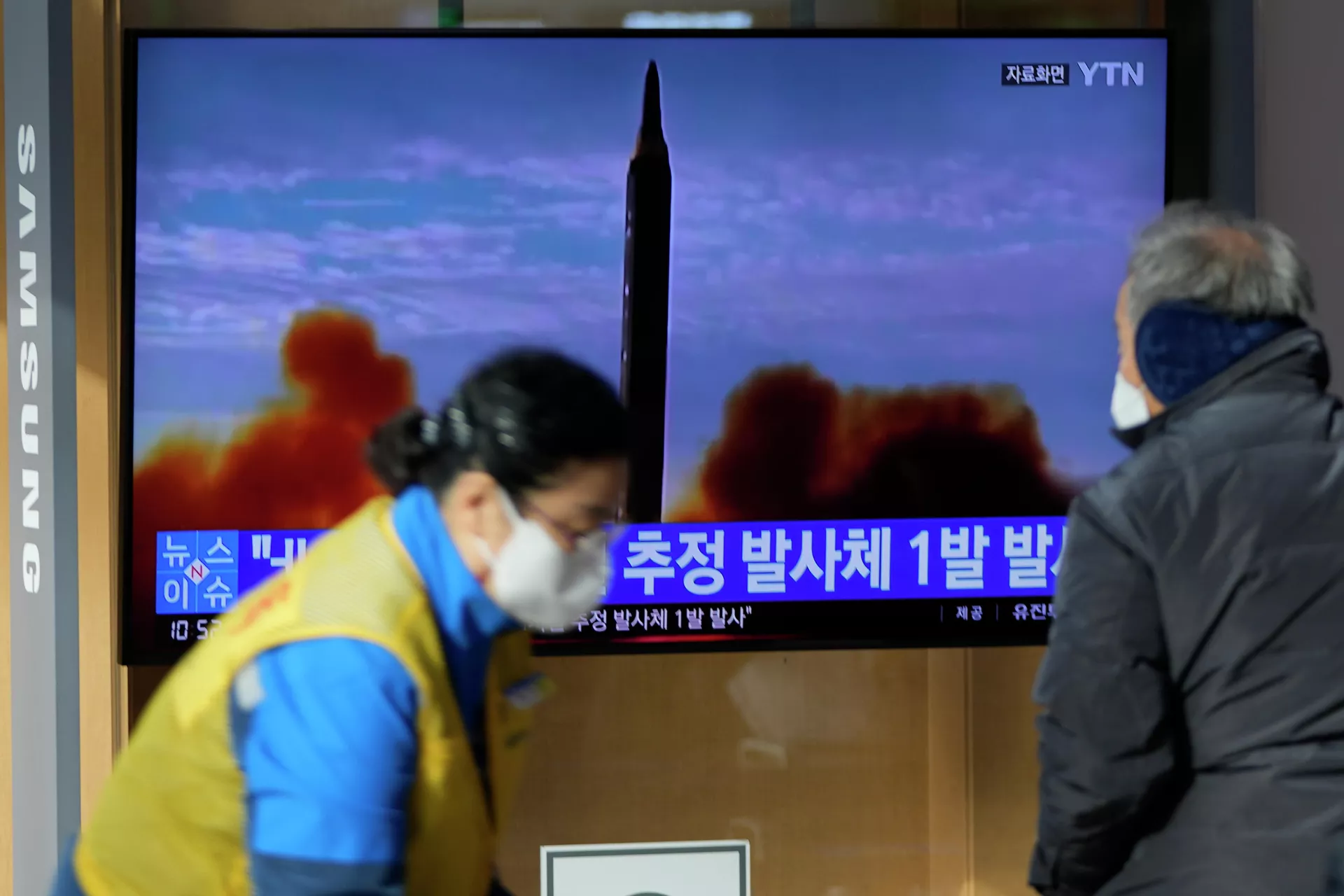 Sul-coreanos assistem a reportagem sobre novo lançamento de um míssil norte-coreano, Seul, Coreia do Sul, 5 de janeiro de 2022 Sul-coreanos assistem a reportagem sobre novo lançamento de um míssil norte-coreano, Seul, Coreia do Sul, 5 de janeiro de 2022 - Sputnik Brasil, 1920, 07.01.2022