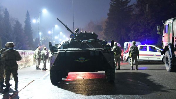 Veículo militar perto da prefeitura de Almaty, Cazaquistão, 5 de janeiro de 2021 - Sputnik Brasil