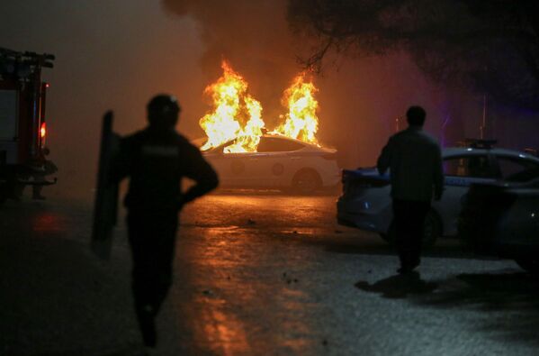 Carro policial queimando durante protestos contra a subida do preço de gás de petróleo liquefeito pelas autoridades cazaques, em Almaty, Cazaquistão, 5 de janeiro de 2022 - Sputnik Brasil