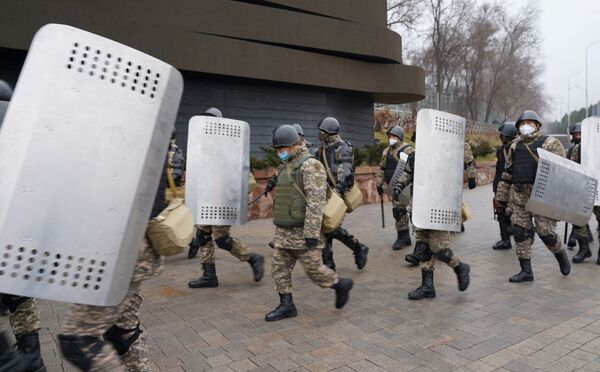 Policiais antimotim na rua durante protestos contra a subida do preço de gás de petróleo liquefeito pelas autoridades cazaques, em Almaty, Cazaquistão, 5 de janeiro de 2022 - Sputnik Brasil