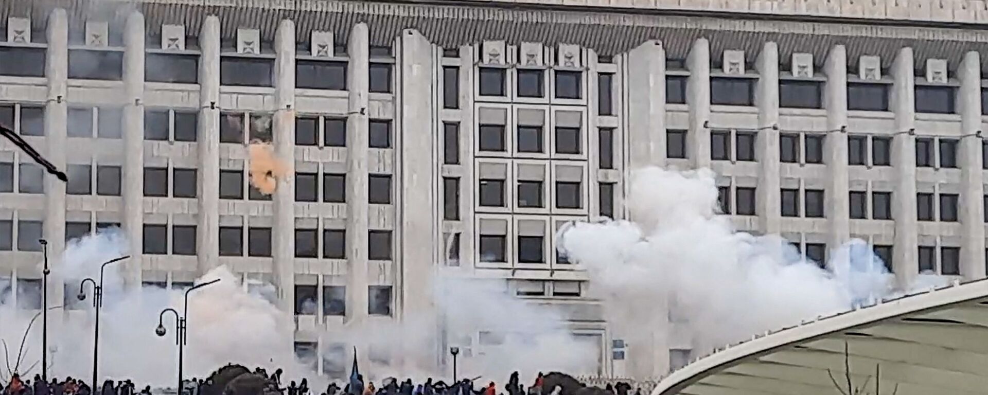 Manifestantes perto de prédio administrativo durante protestos contra a subida do preço de gás de petróleo liquefeito pelas autoridades cazaques, em Almaty, Cazaquistão, 5 de janeiro de 2022 - Sputnik Brasil, 1920, 10.01.2022