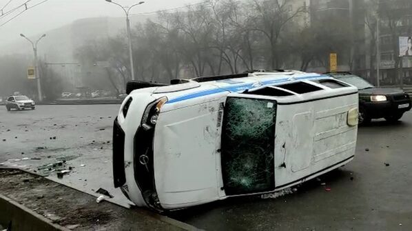 Automóvel virado na rua durante protestos contra a subida do preço de gás de petróleo liquefeito pelas autoridades cazaques, em Almaty, Cazaquistão, 5 de janeiro de 2022 - Sputnik Brasil