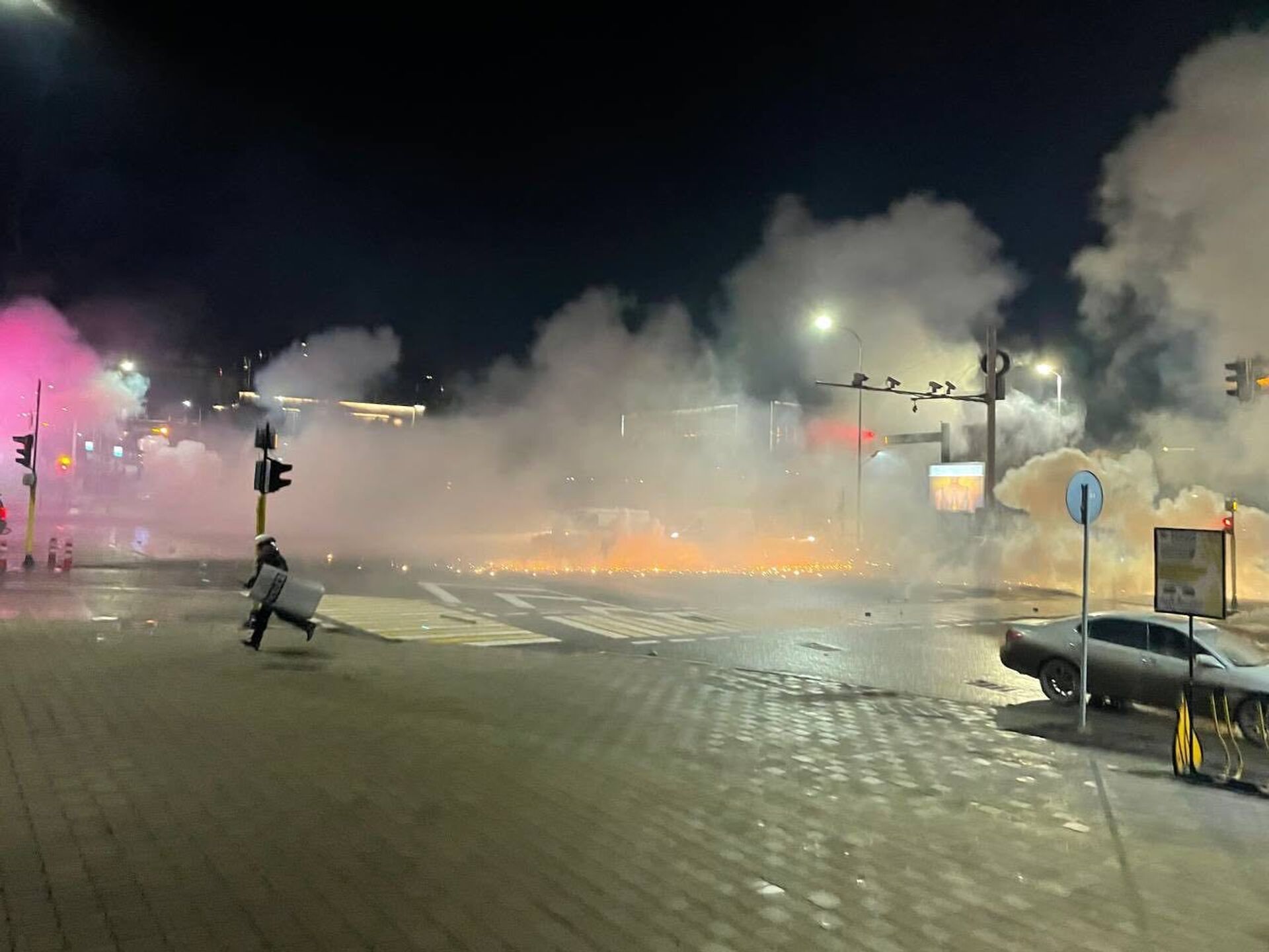 Polícia usando granadas de luz e som e gás lacrimogêneo durante protestos contra a subida do preço de gás de petróleo liquefeito pelas autoridades cazaques, em Almaty, Cazaquistão, 5 de janeiro de 2022 - Sputnik Brasil, 1920, 06.01.2022