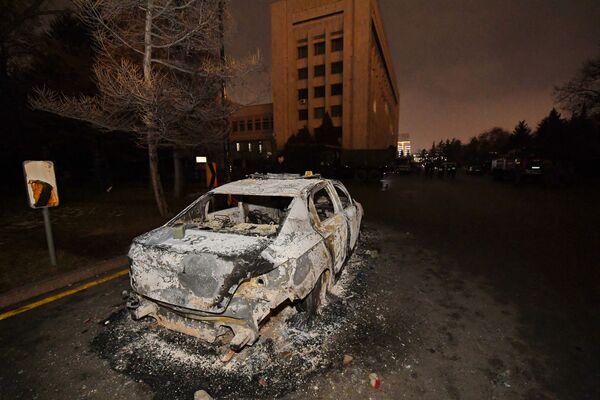 Carro queimado perto do escritório do prefeito durante protestos contra a subida do preço de gás de petróleo liquefeito pelas autoridades cazaques, em Almaty, Cazaquistão, 5 de janeiro de 2022 - Sputnik Brasil