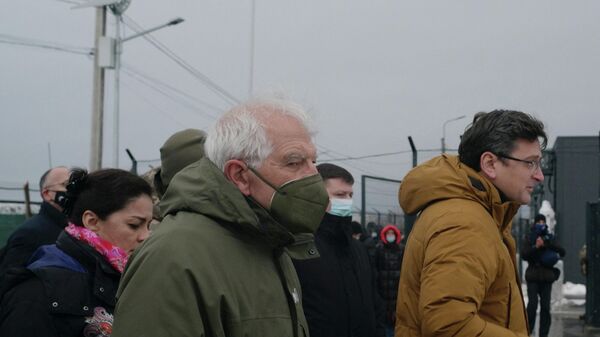 Josep Borrell, alto representante da política externa da União Europeia, e Dmitry Kuleba, ministro das Relações Exteriores ucraniano, visitam ponto de controle em Stanytsia Luhanska, região de Lukhansk, Ucrânia, 5 de janeiro de 2022 - Sputnik Brasil