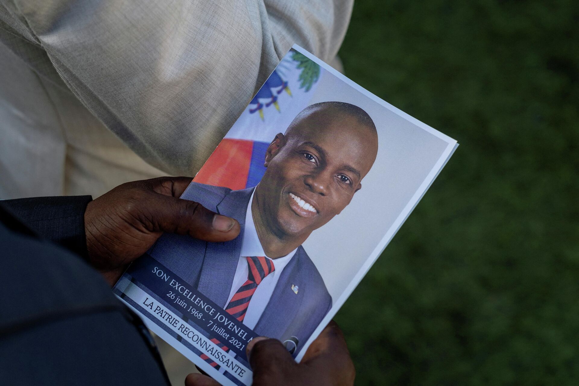 Pessoa segura uma foto do ex-presidente haitiano Jovenel Moise - Sputnik Brasil, 1920, 06.01.2022