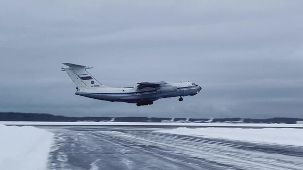 Avião de transporte militar Il-76 com forças de paz russas parte para Cazaquistão do aeródromo Chkalovsky, 6 de janeiro de 2022 - Sputnik Brasil
