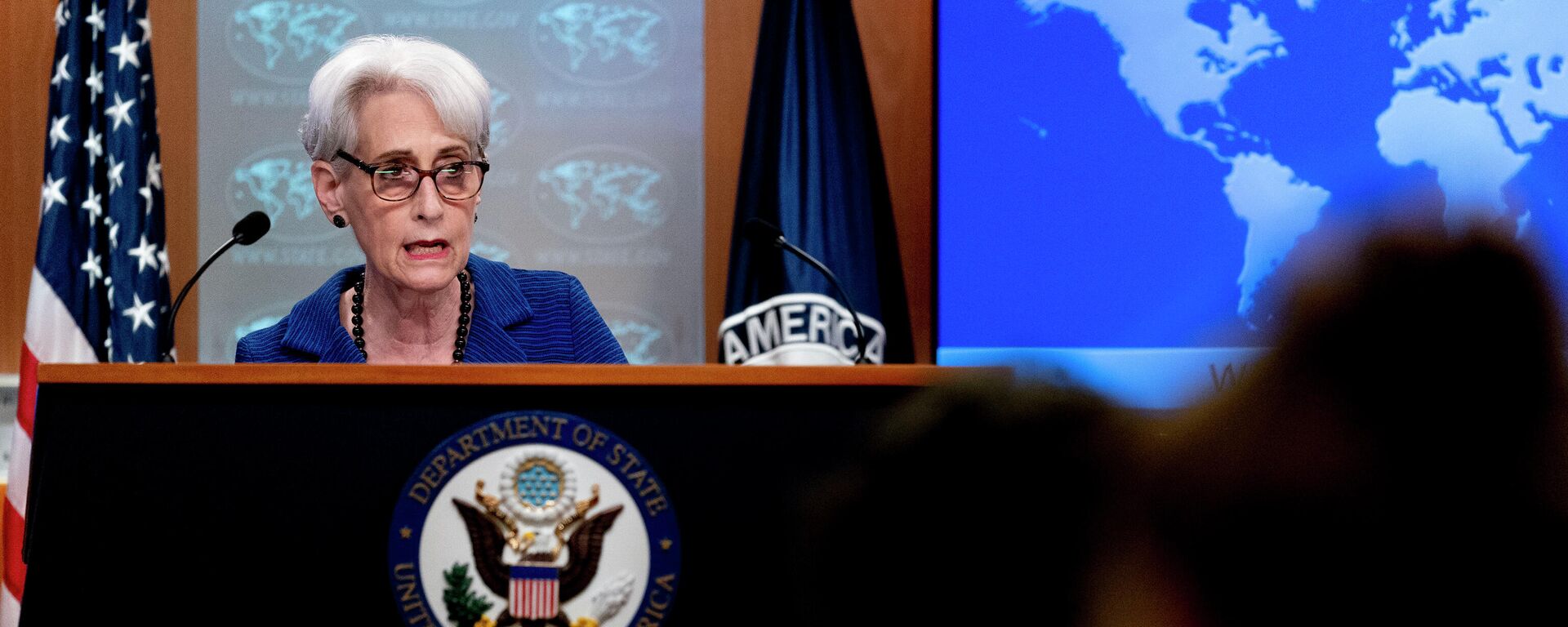 A subsecretária de Estado dos EUA, Wendy Sherman, fala sobre a situação no Afeganistão no Departamento de Estado em Washington, em 18 de agosto de 2021 - Sputnik Brasil, 1920, 06.01.2022