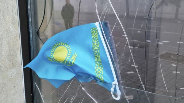 Bandeira do Cazaquistão durante protestos em Almaty, Cazaquistão, 6 de janeiro de 2022 - Sputnik Brasil