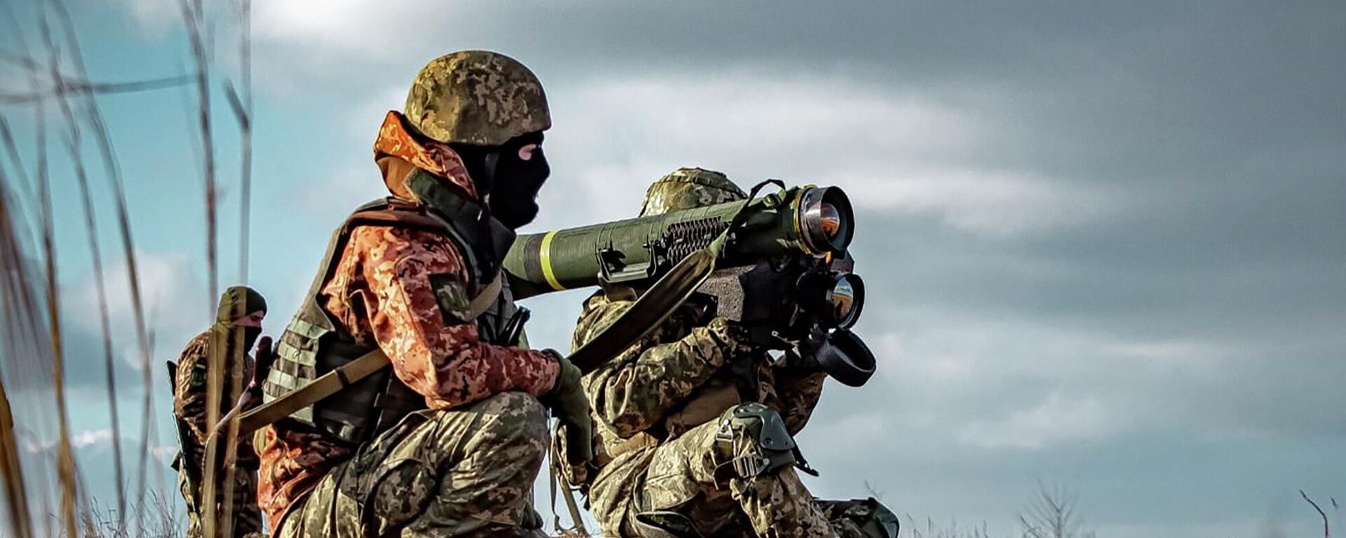 Soldados ucranianos usam um lançador com mísseis Javelin dos EUA durante exercícios militares na região de Donetsk, Ucrânia, em 23 de dezembro de 2021 - Sputnik Brasil, 1920, 18.04.2022