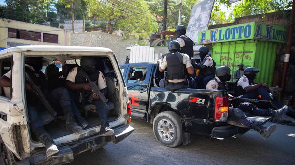 Em Porto Príncipe, no Haiti, polícia realiza ação após encontrar os corpos de dois jornalistas assassinados por gangues no país, em 6 de janeiro de 2022 - Sputnik Brasil