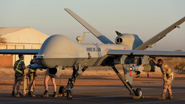 Na base aérea de Niamey, no Níger, soldados franceses carregam um drone modelo Reaper com mísseis, em 17 de dezembro de 2019 - Sputnik Brasil
