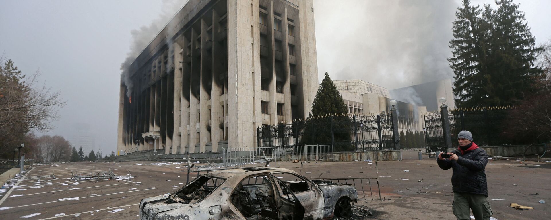 Carro queimado em frente à prefeitura após os protestos em Almaty, no Cazaquistão - Sputnik Brasil, 1920, 17.01.2022