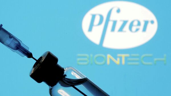Frasco e seringa em diante de logotipos da Pfizer e da BioNTech em 11 de janeiro de 2021 - Sputnik Brasil