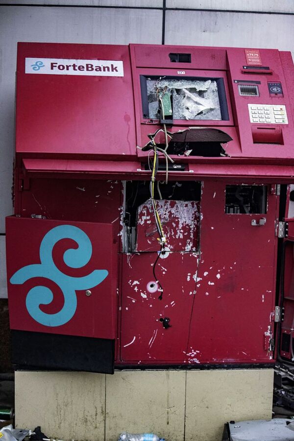 Caixa eletrônico vandalizado por saqueadores durante protestos violentos em Almaty, Cazaquistão - Sputnik Brasil