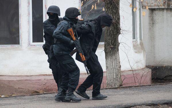 Policiais detêm homem em Almaty, Cazaquistão - Sputnik Brasil
