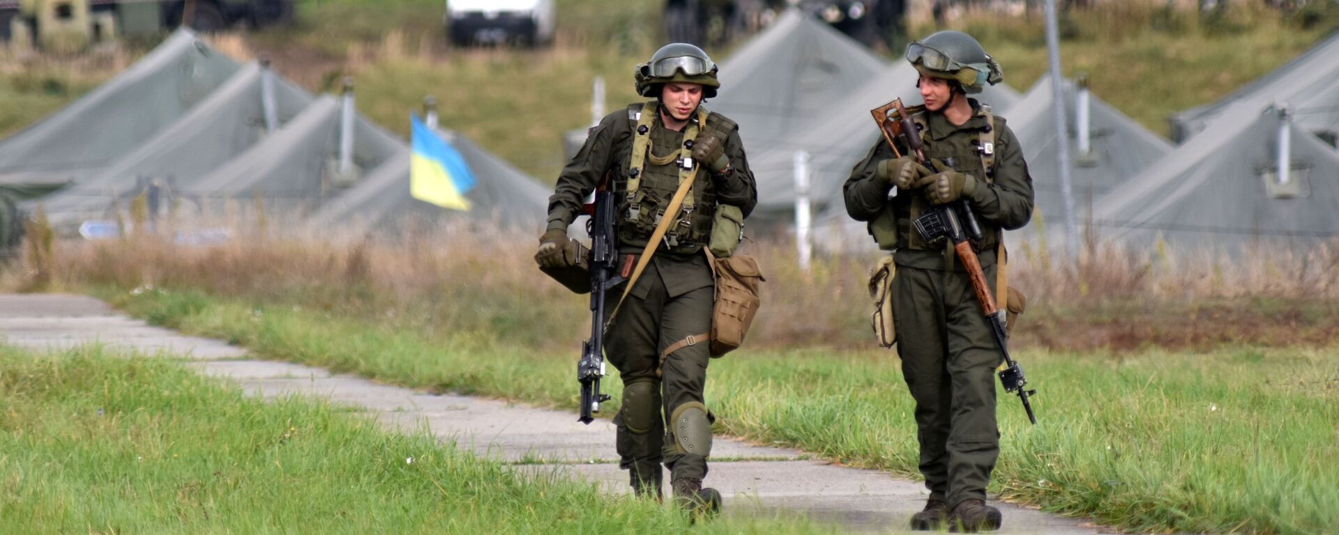 Soldados da Ucrânia durante exercícios militares conjuntos da Ucrânia e países da OTAN Rapid Trident 2020 - Sputnik Brasil, 1920, 20.04.2022