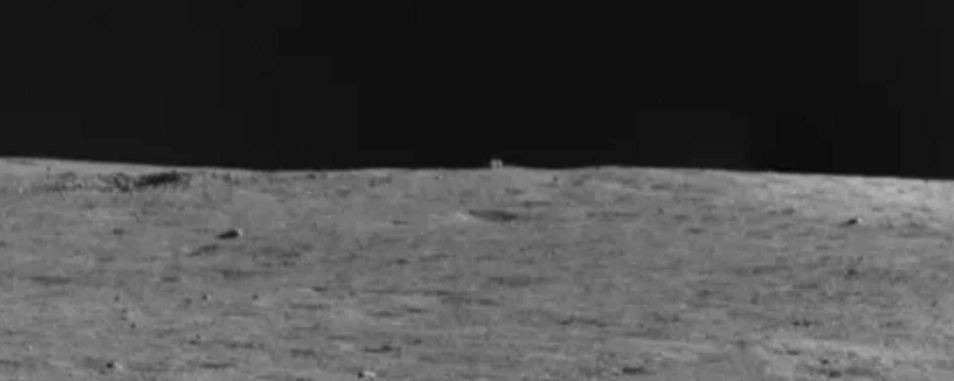 Foto da cabana misteriosa na cratera Von Karman, tirada pelo rover lunar Yuytu-2 - Sputnik Brasil, 1920, 10.01.2022