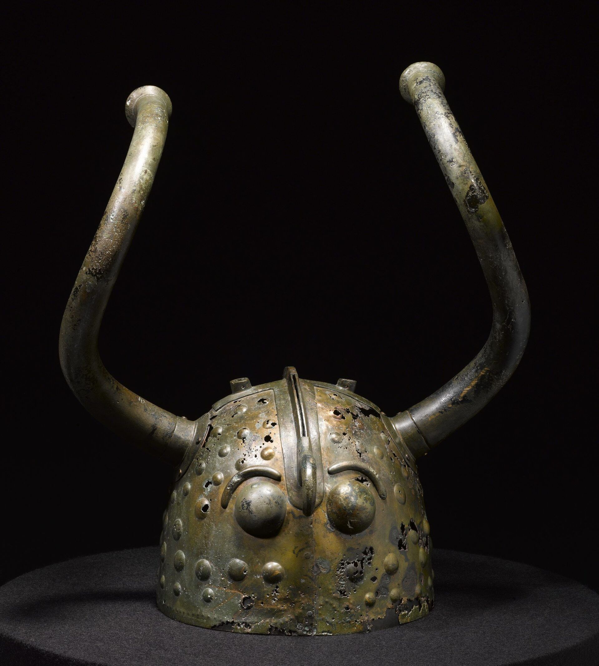 Os capacetes de Vikso, Dinamarca, de chifres elaborados, têm sido associados com os vikings medievais. No entanto, um novo estudo fixa sua proveniência em 900 a.C., mais de um milénio antes do surgimento dos vikings - Sputnik Brasil, 1920, 10.01.2022