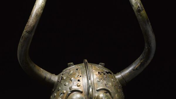 Os capacetes de Vikso, Dinamarca, de chifres elaborados, têm sido associados com os vikings medievais. No entanto, um novo estudo fixa sua proveniência em 900 a.C., mais de um milénio antes do surgimento dos vikings - Sputnik Brasil
