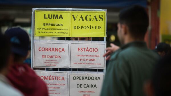 Em São Paulo, pessoas observam anúncios de vagas de emprego, em 29 de junho de 2016 (foto de arquivo) - Sputnik Brasil