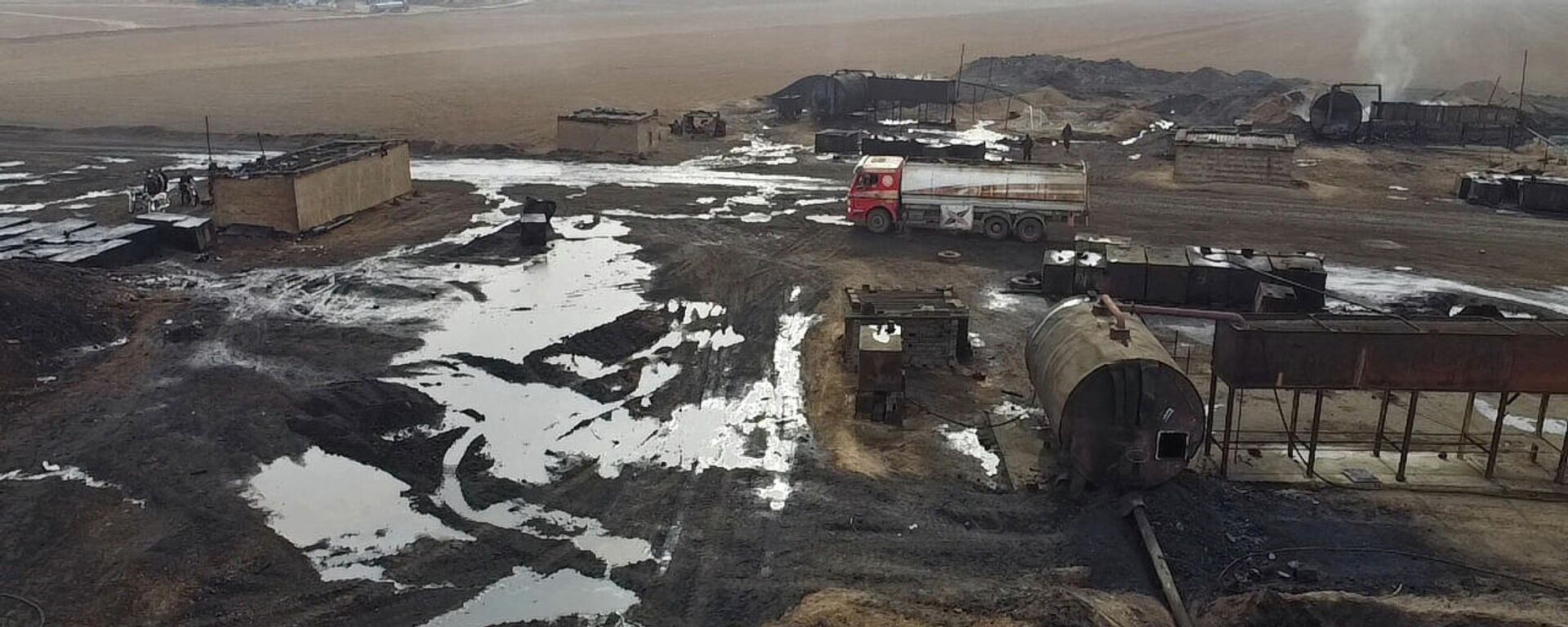 Panorama de refinaria de petróleo primitiva na cidade na cidade de Al-Qahtaniya, província curda no nordeste da Síria, perto da fronteira com a Turquia, 15 de novembro de 2021 - Sputnik Brasil, 1920, 10.01.2022