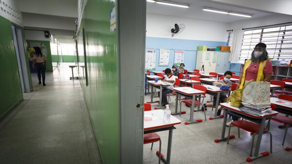Em São Paulo, estudantes assistem aula na Escola Estadual Raul Antônio Fragoso, em Pirituba, na Zona Oeste paulistana, durante a pandemia da COVID-19, em 8 de fevereiro de 2021 - Sputnik Brasil
