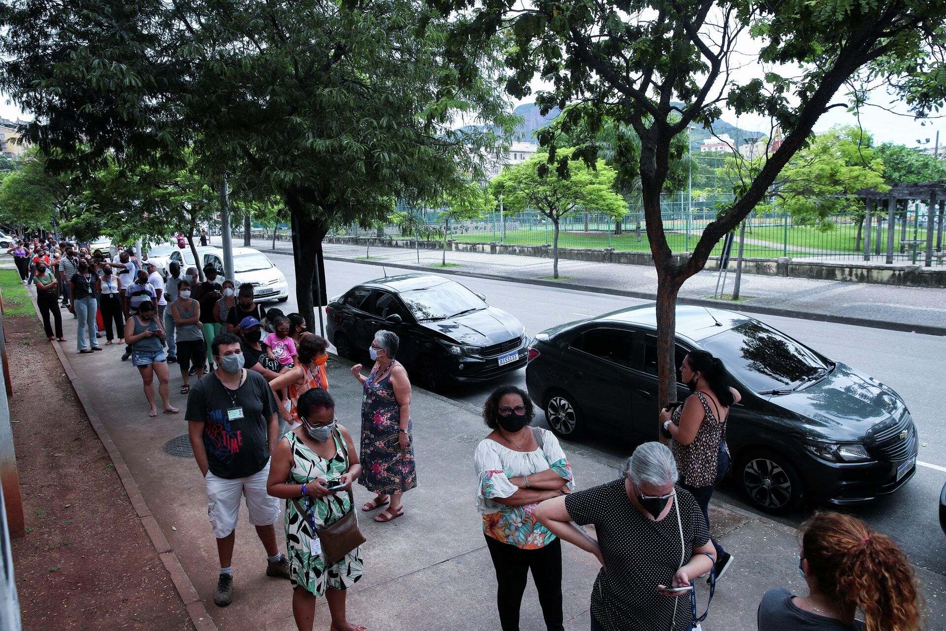 Pacientes aguardando na fila para ser testados para COVID-19 no Rio de Janeiro, 6 de janeiro de 2022 - Sputnik Brasil, 1920, 11.01.2022