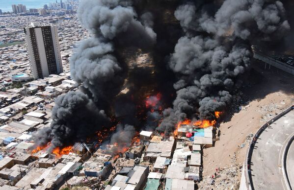 Panorama de casas ardendo durante incêndio no bairro de baixa renda de Laguna Verde, Iquique, Chile, 10 de janeiro de 2022 - Sputnik Brasil