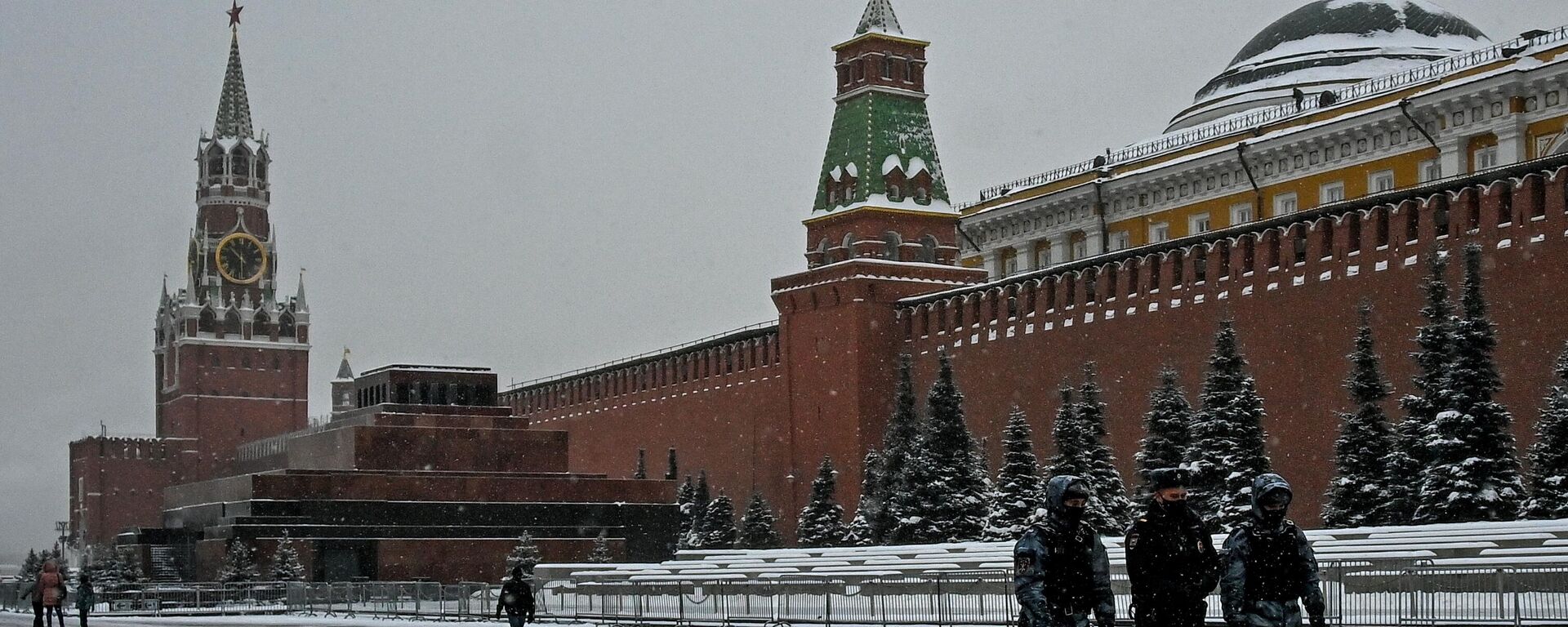 Policiais na Praça Vermelha durante nevasca em Moscou, Rússia - Sputnik Brasil, 1920, 11.01.2022