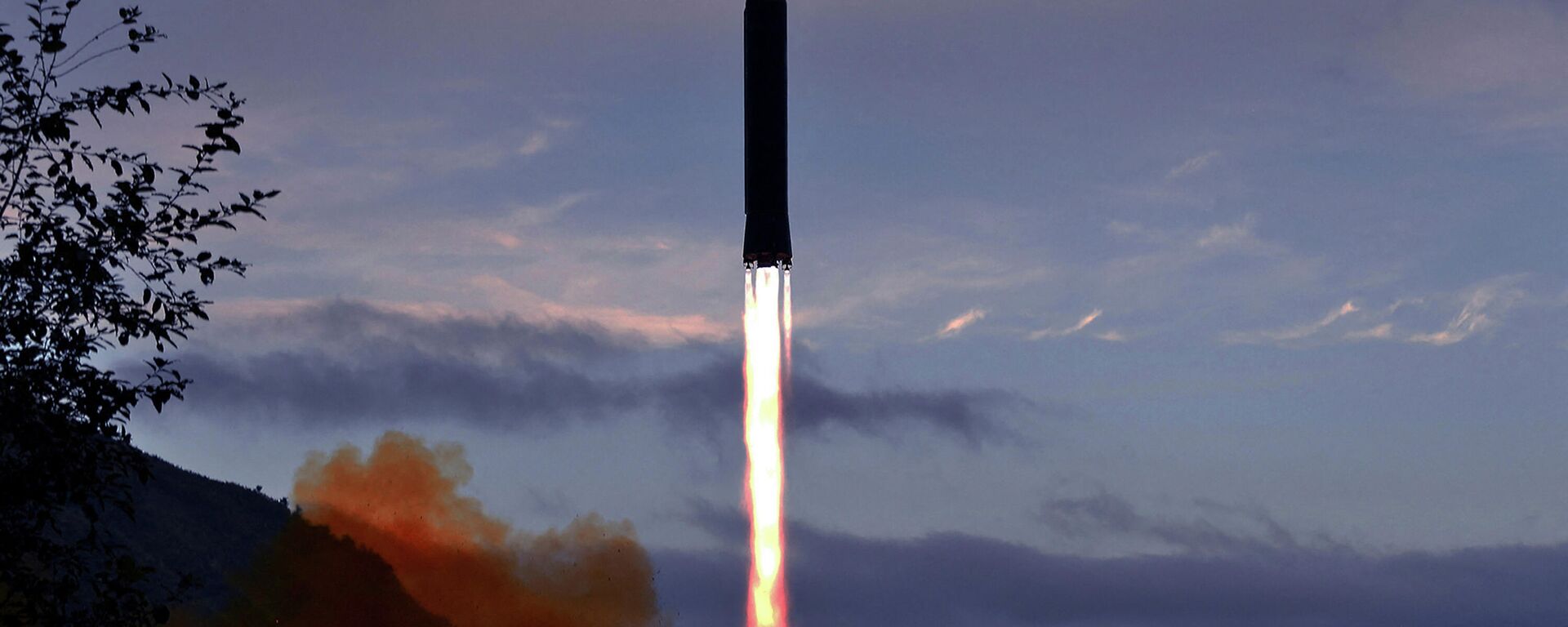 Foto de 28 de setembro de 2021, divulgada pela Agência Central de Notícias da Coreia (KCNA, na sigla em inglês), mostra o teste de um míssil hipersônico Hwasong-8 na província de Jagang, na Coreia do Norte - Sputnik Brasil, 1920, 11.01.2022