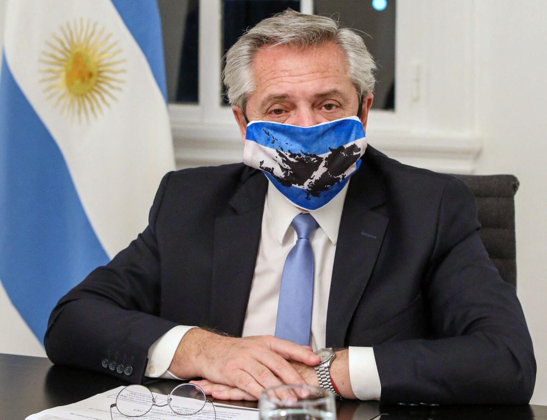 Alberto Fernández usa máscara facial com as cores da bandeira nacional da Argentina e o mapa das Ilhas Malvinas na residência presidencial de Olivos em Olivos, Buenos Aires, em 10 de junho de 2020 - Sputnik Brasil, 1920, 14.01.2022
