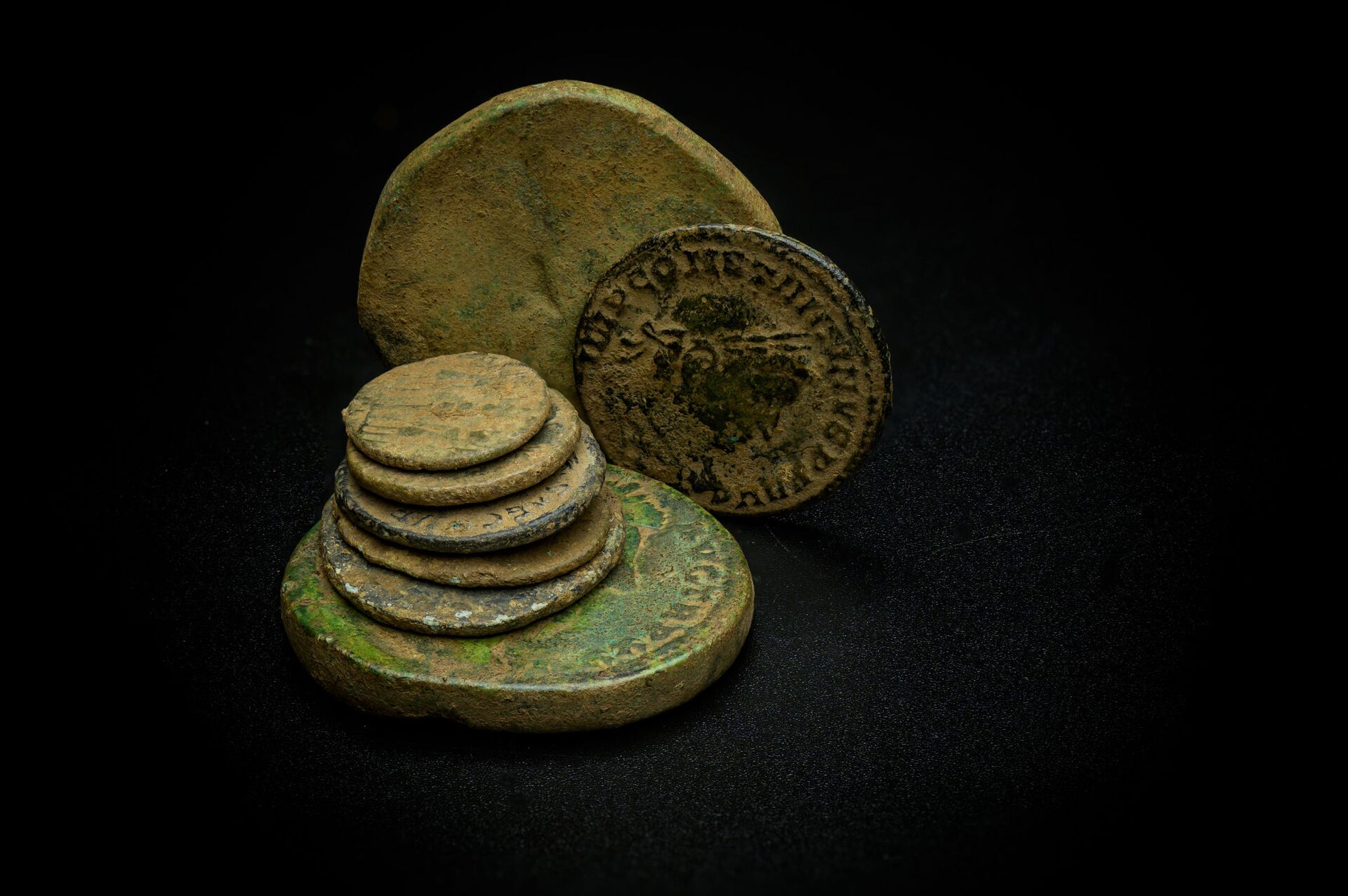 Moedas romanas descobertas durante a escavação arqueológica em Blackgrounds, Chipping Warden, Northamptonshire - Sputnik Brasil, 1920, 12.01.2022