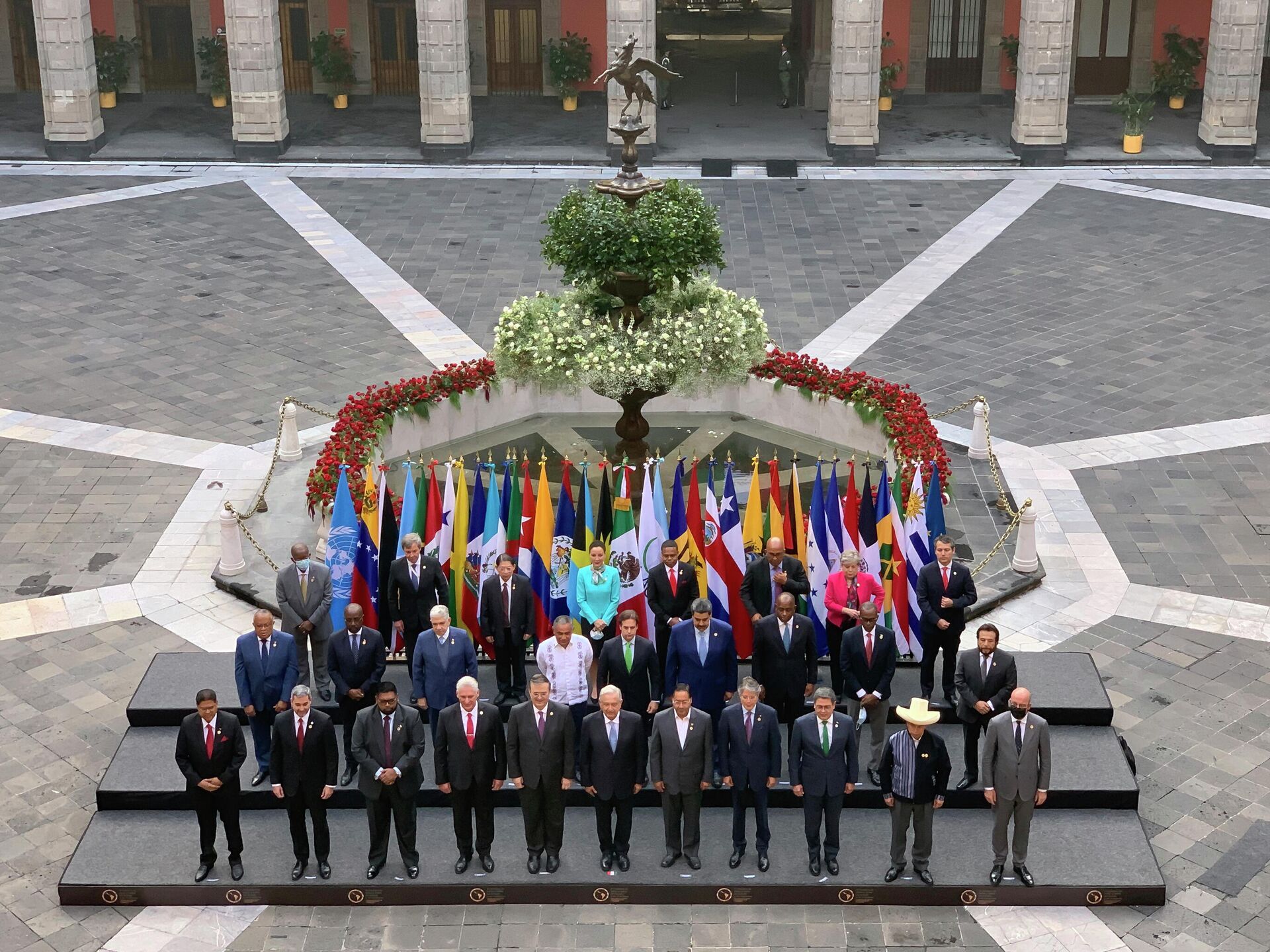 Líderes da CELAC posam para foto de grupo no quintal do Palácio Nacional na Cidade do México, 18 de setembro de 2021 - Sputnik Brasil, 1920, 12.01.2022