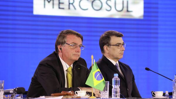 Presidente do Brasil, Jair Bolsonaro (à esquerda), e ministro das Relações Exteriores brasileiro, Carlos França, na LIX Cúpula de Chefes de Estado do Mercosul e Estados Associados, em 17 de dezembro de 2021 - Sputnik Brasil