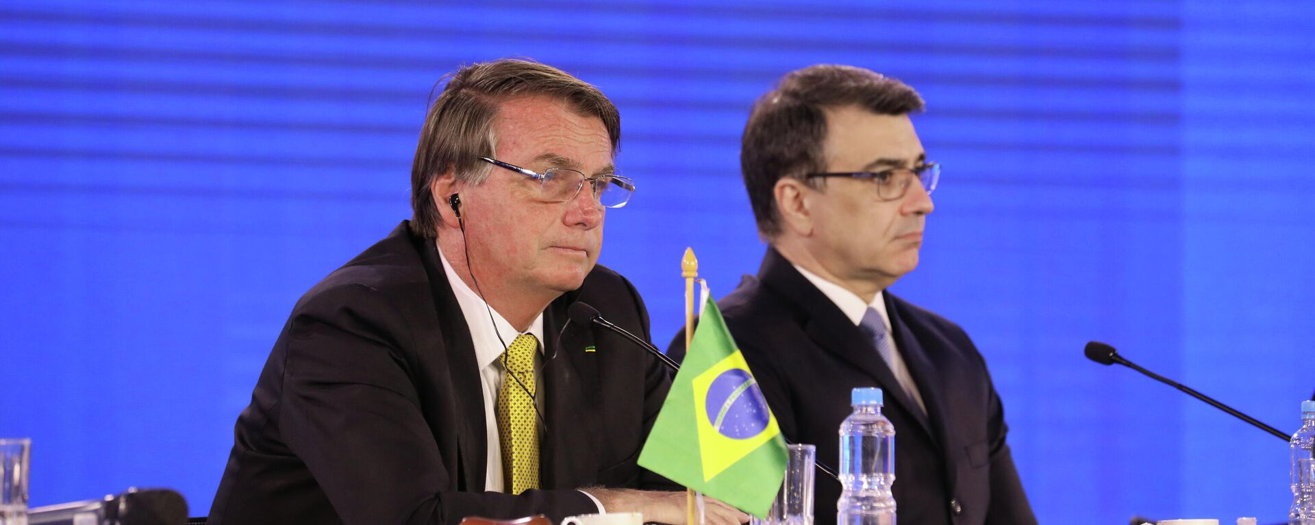 Presidente brasileiro, Jair Bolsonaro (à esquerda), e ministro das Relações Exteriores do Brasil, Carlos França, na LIX Cúpula de Chefes de Estado do Mercosul e Estados Associados, em 17 de dezembro de 2021 (foto de arquivo) - Sputnik Brasil, 1920, 21.07.2022