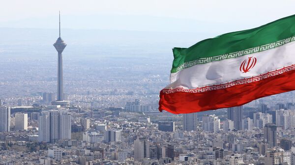 A bandeira nacional do Irã acena como a torre de telecomunicações Milad e a bandeira nacional do buildinIran acena quando os togs de telecomunicações Milad são vistos em Teerã. Irã, 31 de março de 2020 - Sputnik Brasil