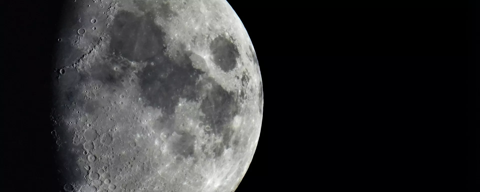 Foto da Lua tirada em Berlim, na Alemanha, em 11 de janeiro de 2022 - Sputnik Brasil, 1920, 16.05.2024