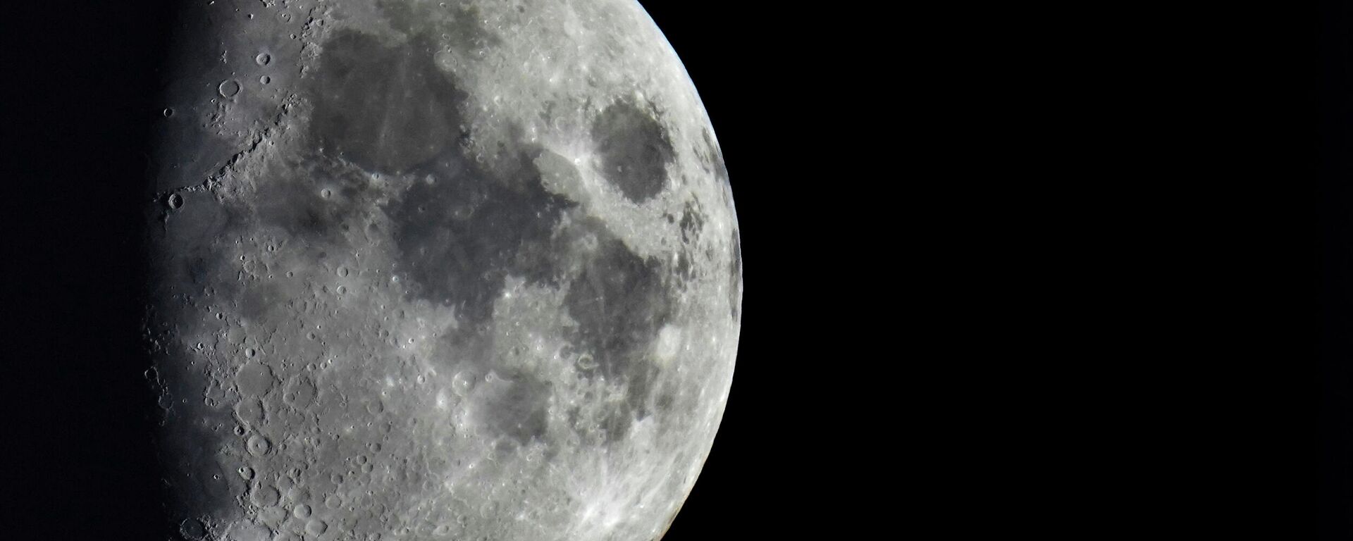 Foto da Lua tirada em Berlim, na Alemanha, em 11 de janeiro de 2022 - Sputnik Brasil, 1920, 16.05.2024